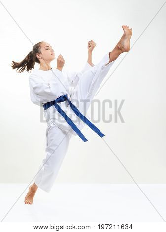 An athlete with a blue belt beats kick leg