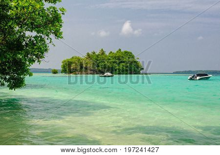 A small coral island near Saraoutou - Espiritu Santo Vanuatu
