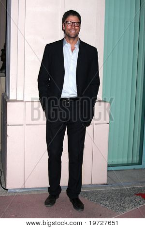 LOS ANGELES - 28 WRZ: James Scott przybywa 