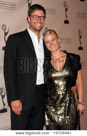 LOS ANGELES - 28 WRZ: James Scott, Alison Sweeney przybywa 
