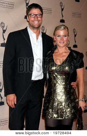 LOS ANGELES - 28 WRZ: James Scott, Alison Sweeney przybywa 
