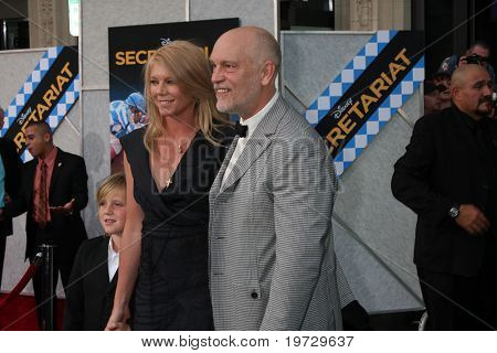 LOS ANGELES - SEP-30: Peta Wilson, kommt John Malkovich bei der 