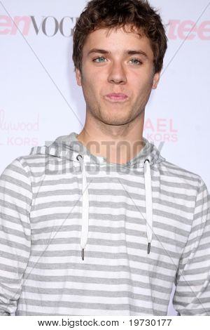 LOS ANGELES - 1 oct: Jeremy Sumpter มาถึงที่ 8 วัยรุ่นสมัยหนุ่มฮอลลีวูดพรรค - แดงโฮ