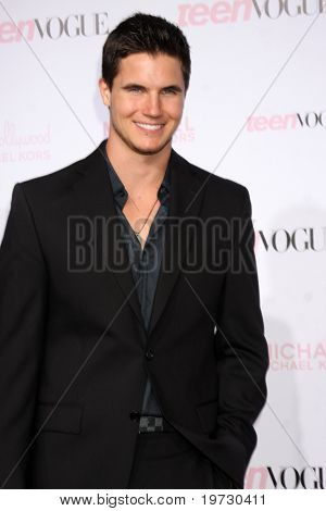 LOS ANGELES - 1 oct: Robbie Amell มาถึงที่ 8 วัยรุ่นสมัยหนุ่มฮอลลีวูดพรรค - ปูพรมแดง 