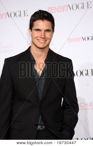 LOS ANGELES - 1 oct: Robbie Amell มาถึงที่ 8 วัยรุ่นสมัยหนุ่มฮอลลีวูดพรรค - ปูพรมแดง 