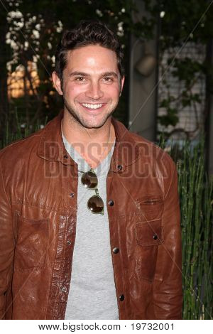 LOS ANGELES - 7 oct: Brandon Barash มาถึงที่หมาย 