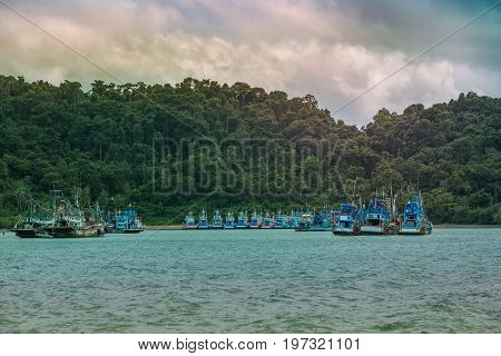 Fishing boats are lined up in the waters along the coast to catch fish, but now the sky does not feel like the light from the sky until the clouds begin to look like it is going to be.
