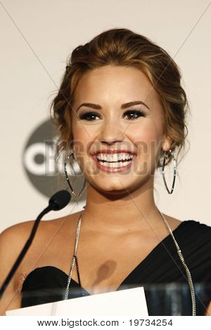 LOS ANGELES - 12 Ott: Demi Lovato alla conferenza stampa 2010 American Music Awards Nominations  