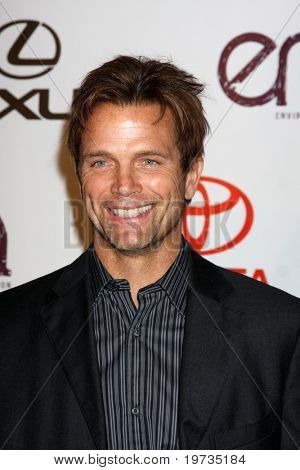 LOS ANGELES - okt 16: David Chokachi megérkezik a 2010-es környezetvédelmi Media Awards a Warner húsleves