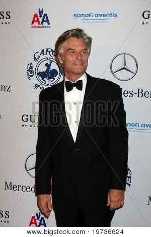 LOS ANGELES - 23 de OCT: Harry Hamlin llega en el carrusel de 2010 de la bola de esperanza en el Beverly Hilton Hotel