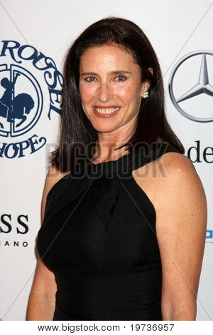 LOS ANGELES - 23 oct: Mimi Rogers มาที่ 2010 สไลด์ของหวังลูกที่เบเวอร์ลีย์ฮิลตันโฮเต็ล