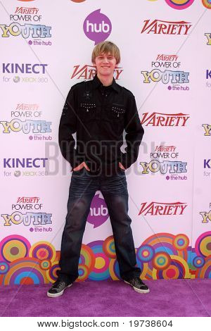 LOS ANGELES - Lokakuu 24: Jason Dolley saapuu eri Power of Youth tapahtuma 2010 Paramount St