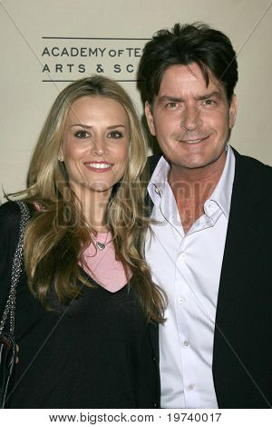 LOS ANGELES - 27 FEB: Brooke Mueller & Charlie Sheen kommt an die zwei and a Half Men - Panel 