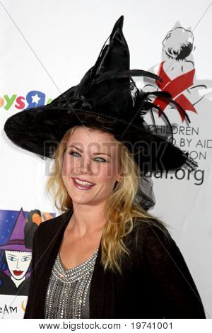 LOS ANGELES - 30 październik: Alison Sweeney przybędzie 17 roczne Halloween Dream korzystających CAAF w 