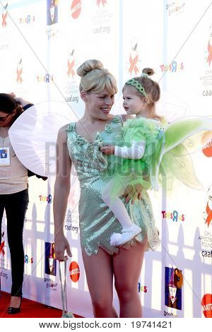 LOS ANGELES - Ekim 30: Meşgul Philipps & kızı kuş geliyor 17 yıllık rüya Cadılar Bayramı ben