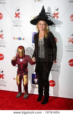 LOS ANGELES - 30 październik: Alison Sweeney, syna Ben przybyć 17 roczne Dream Halloween korzystających 