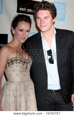 LOS ANGELES - 29 oktober: Jennifer Love Hewitt, Alex Beh ankommer til fred Over vold arrangement på Bev
