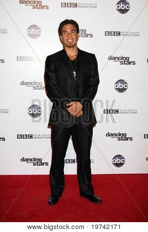 LOS ANGELES - NOV 1: Apolo Anton Ohno kommt bei den Dancing With The Stars 200.-Show-Party in Bo