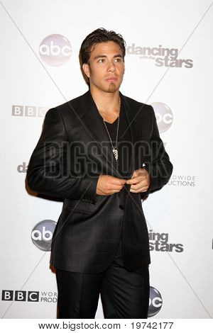 LOS ANGELES - NOV 1: Apolo Anton Ohno kommt bei den Dancing With The Stars 200.-Show-Party in Bo