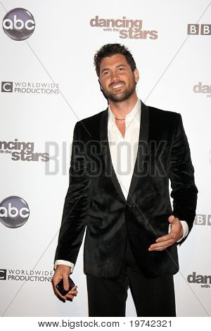 LOS ANGELES - 1 nov: Maksim Chmerkovskiy มาถึงที่เต้นรำกับเดอะดาว 200 แสดงปาร์ตี้ 
