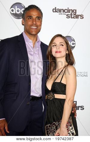 LOS ANGELES - 1 NOV: Rick Fox, Eliza Dushku arrivano presso il Dancing With The Stars 200th Party Visualizza un