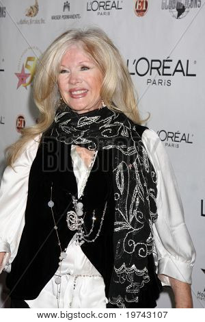 LOS ANGELES - Kasım 3: Connie Stevens Hollywood Walk of Fame geldiğinde 50 yıldönümü Celebrat