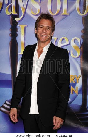 LOS ANGELES - 6 de novembro: Scott Reeves chega em Days of Our Lives 45ª festa de aniversário em casa 
