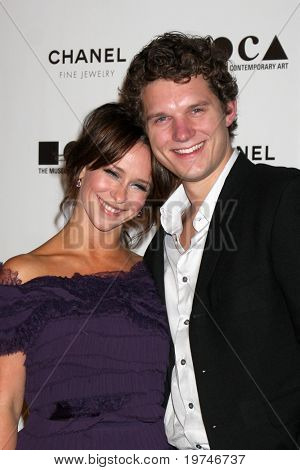 LOS ANGELES - NOV 13: Jennifer Love Hewitt, Alex Beh ankommer til MOCAS årlige galla 