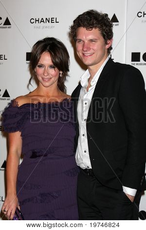 LOS ANGELES - NOV 13: Jennifer Love Hewitt, Alex Beh ankommer til MOCAS årlige galla 
