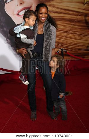 LOS ANGELES - NOV 14: Garcelle Beauvais & synové dorazí na světovou premiéru 