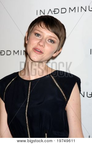 LOS ANGELES - 18 listopada: Valorie Curry przybywa 