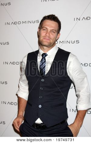 LOS ANGELES - 18 nov: Geoff Stults มาถึงที่ 