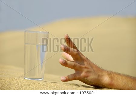 Hand att nå för vatten.