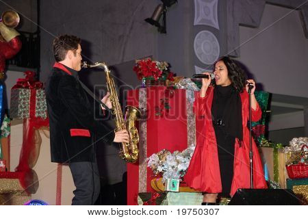 LOS ANGELES - 20 Marraskuu: Dave Koz & Kimberly Locke on Hollywood & Highland puu valaistus konsertti 2
