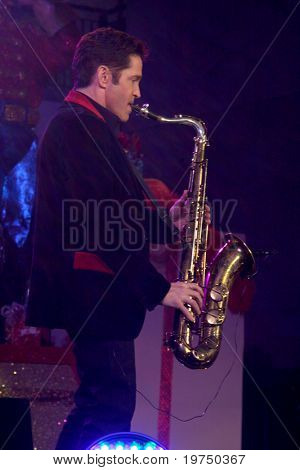 LOS ANGELES - 20 Marraskuu: Dave Koz on Hollywood & Highland puu valaistus konsertti 2010 Hollywood