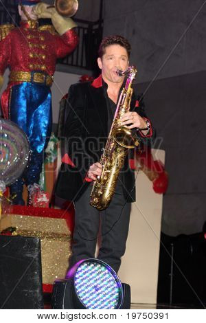 LOS ANGELES - 20 Marraskuu: Dave Koz on Hollywood & Highland puu valaistus konsertti 2010 Hollywood