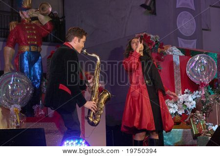 LOS ANGELES - 20 Marraskuu: Dave Koz & Kimberly Locke on Hollywood & Highland puu valaistus konsertti 2