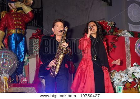LOS ANGELES - 20 Marraskuu: Dave Koz & Kimberly Locke on Hollywood & Highland puu valaistus konsertti 2