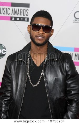 LOS ANGELES - NOV 21: Usher aankomt op de 2010 American Music Awards bij Nokia Theater op November 