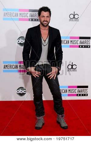 LOS ANGELES - 21 nov: Maksim Chmerkovskiy มาถึงที่ 2010 อเมริกันเพลงรางวัลที่ Nokia Theat