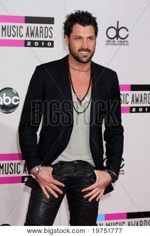 LOS ANGELES - 21 nov: Maksim Chmerkovskiy มาถึงที่ 2010 อเมริกันเพลงรางวัลที่ Nokia Theat