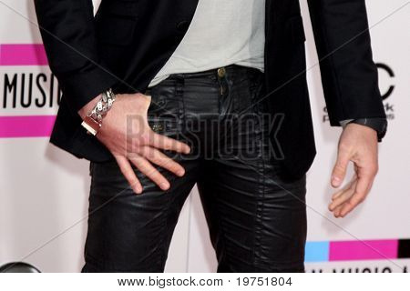 LOS ANGELES - 21 nov: Maksim Chmerkovskiy มาถึงที่ 2010 อเมริกันเพลงรางวัลที่ Nokia Theat