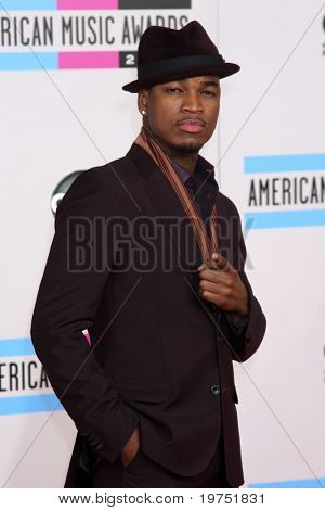 LOS ANGELES - 21 listopada: Ne-Yo przybywa w 2010 American Music Awards w Nokia Theater w listopadzie 