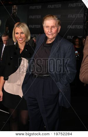LOS ANGELES - 22 de NOV: Sumner Redstone llega en LA Premiere de 