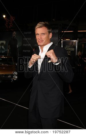 LOS ANGELES - NOV 22: Dolph Lundgren ankommer til 