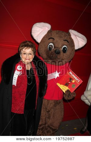 LOS ANGELES - NOV 28: Sylvia Lieberman, Archibald Mouse ankommer til 2010 Hollywood jul Para