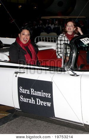 ลอสแองเจลิส - 28 nov: Sara Ramirez, Sarah Drew มาแห่ 2010 ฮอลลีวูดคริสต์มาสที่ Hol