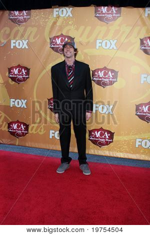 LAS VEGAS - DEC 6: Travis Pastrana přijíždí na 2010 americká Country Awards v MGM Grand Garden 