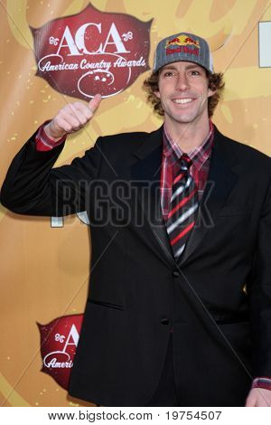 LAS VEGAS - DEC 6: Travis Pastrana přijíždí na 2010 americká Country Awards v MGM Grand Garden 