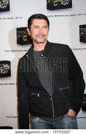 LOS ANGELES - DEC 2: Lou Diamond Phillips kommt bei 